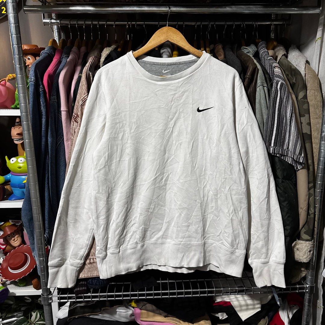 Nike Crewneck Sweatshirt - White - Large (Category: Coats, Jackets and Outerwear) located in Caloocan City. Submitted by bonsatocha43876 (Listing ID 1437922711, Image 2). Description: - White Nike crewneck sweatshirt - Features Nike logo on the chest - Size: Large - Made in China - Grey inner collar - Classic and simple design.