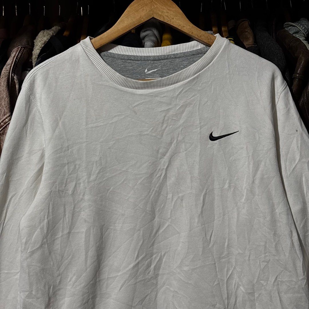 Nike Crewneck Sweatshirt - White - Large (Category: Coats, Jackets and Outerwear) located in Caloocan City. Submitted by bonsatocha43876 (Listing ID 1437922711, Image 3). Description: - White Nike crewneck sweatshirt - Features Nike logo on the chest - Size: Large - Made in China - Grey inner collar - Classic and simple design.