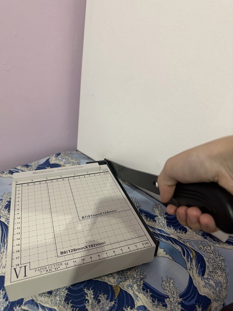 Officom Paper Cutter (Category: Craft Supplies & Tools) located in Antipolo. Submitted by ttrends (Listing ID 1437875252, Image 1). Description: - Cuts B6 (128mm x 182mm) and B7 (91mm x 128mm) paper sizes. - Grid with inch and centimeter measurements for precise alignment. - Clean-cutting blade. - In good working condition..