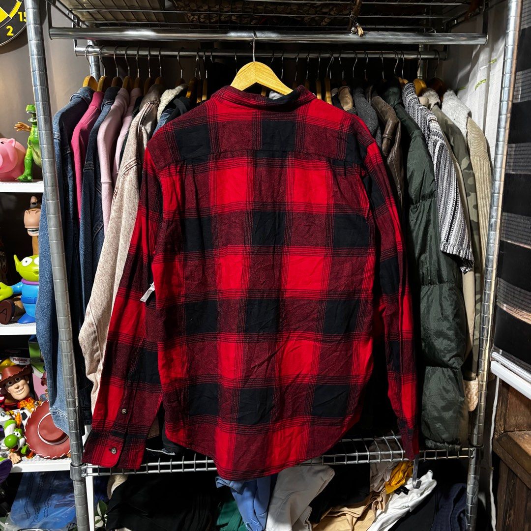 Old Navy Plaid Shirt (Category: Tshirts & Polo Shirts ) located in Caloocan City. Submitted by bonsatocha43876 (Listing ID 1437922210, Image 2). Description: - Old Navy plaid shirt - Classic red and black plaid - Measurements: Width 23 inches, Length 30 inches - Button-down closure - Two chest pockets - Perfect for casual wear - Stylish and comfortable.