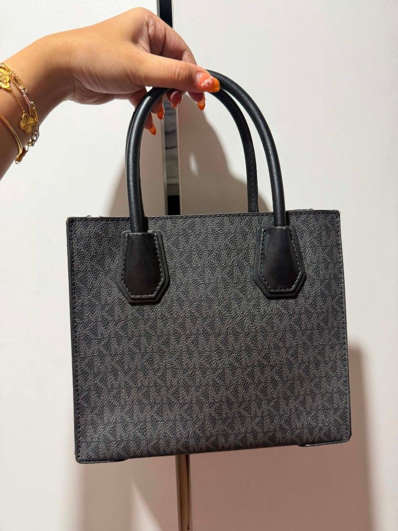 Original Michael Kors Mercer - Medium (Category: Luxury Bags & Wallets) located in Tuguegarao City. Submitted by erika_ja (Listing ID 1437826606, Image 2). Description: Original MK Mercer Medium Personal Preloved kaya alagang alaga from pasabuy US items gcash / bank transfer lalamove pick up ship via Jnt regular shipping.