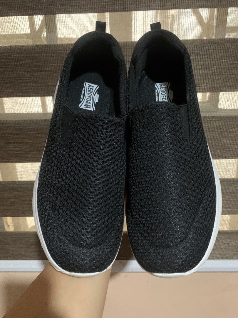 Original Wilson Slip On Shoes (Category: Sneakers) located in Aliaga. Submitted by akishaoshop2428 (Listing ID 1437868884, Image 1). Description: Like new Size 25cm on tag kasya gang 26cm.