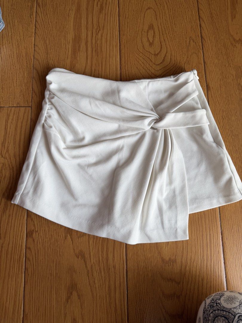 OVS White Skort with Knot Detail (Category: Skirts) located in Taytay. Submitted by stph_declutters (Listing ID 1437914907, Image 1). Description: L: 12" W: 26" MOP: 🧾Gcash / Maya / Maribank / Bank Transfer MOD: 🚚LalaMove / Ggx / Grab 📍Taytay, Rizal 📍Manila .