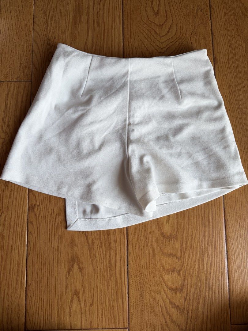 OVS White Skort with Knot Detail (Category: Skirts) located in Taytay. Submitted by stph_declutters (Listing ID 1437914907, Image 2). Description: L: 12" W: 26" MOP: 🧾Gcash / Maya / Maribank / Bank Transfer MOD: 🚚LalaMove / Ggx / Grab 📍Taytay, Rizal 📍Manila .