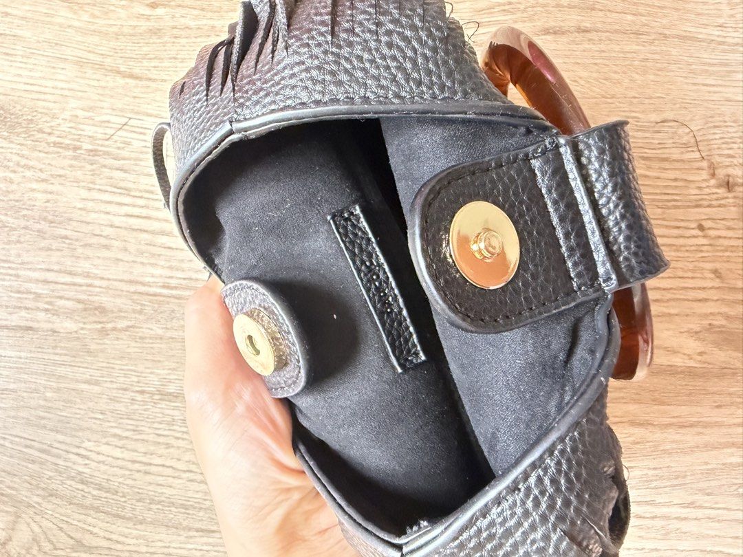 Parfois Black Fringed Handbag with Tortoise Handle (Category: Shoulder Bags) located in San Fernando. Submitted by somethingniceph (Listing ID 1437784019, Image 3). Description: - Unique tortoise-shell handle - Includes a detachable strap (can be handbag or crossbody bag) - Features a magnetic snap closure - Interior lined with black fabric.