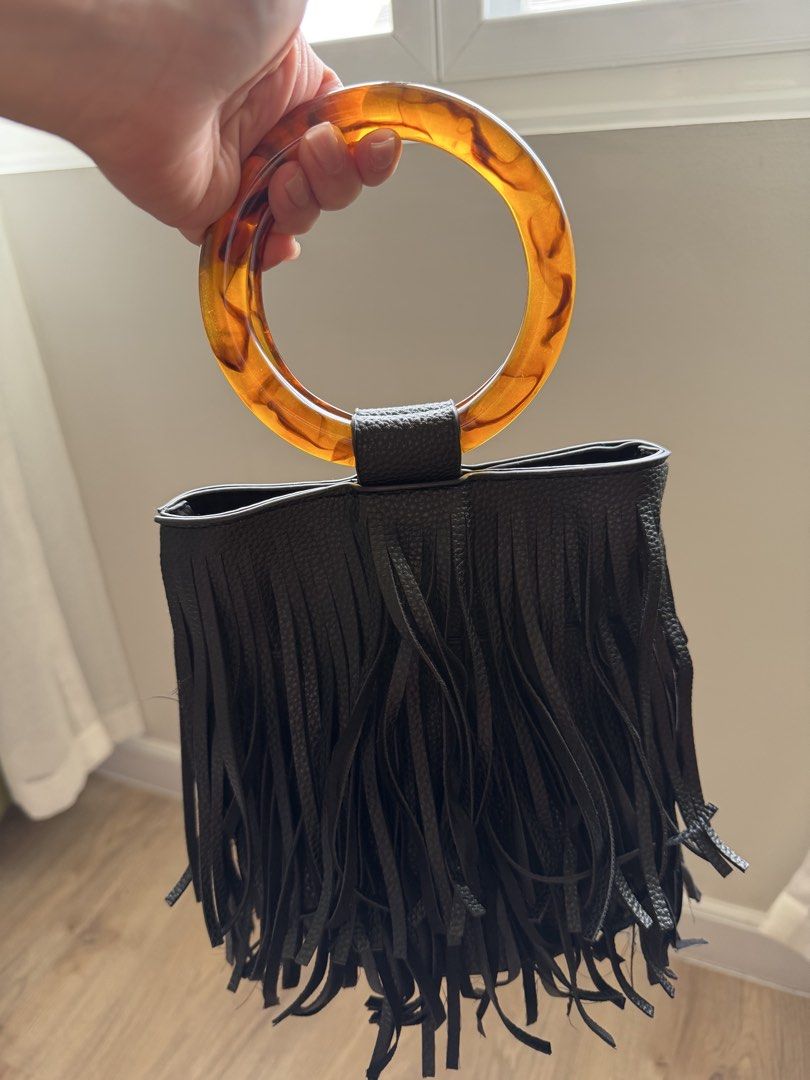 Parfois Black Fringed Handbag with Tortoise Handle (Category: Shoulder Bags) located in San Fernando. Submitted by somethingniceph (Listing ID 1437784019, Image 1). Description: - Unique tortoise-shell handle - Includes a detachable strap (can be handbag or crossbody bag) - Features a magnetic snap closure - Interior lined with black fabric.