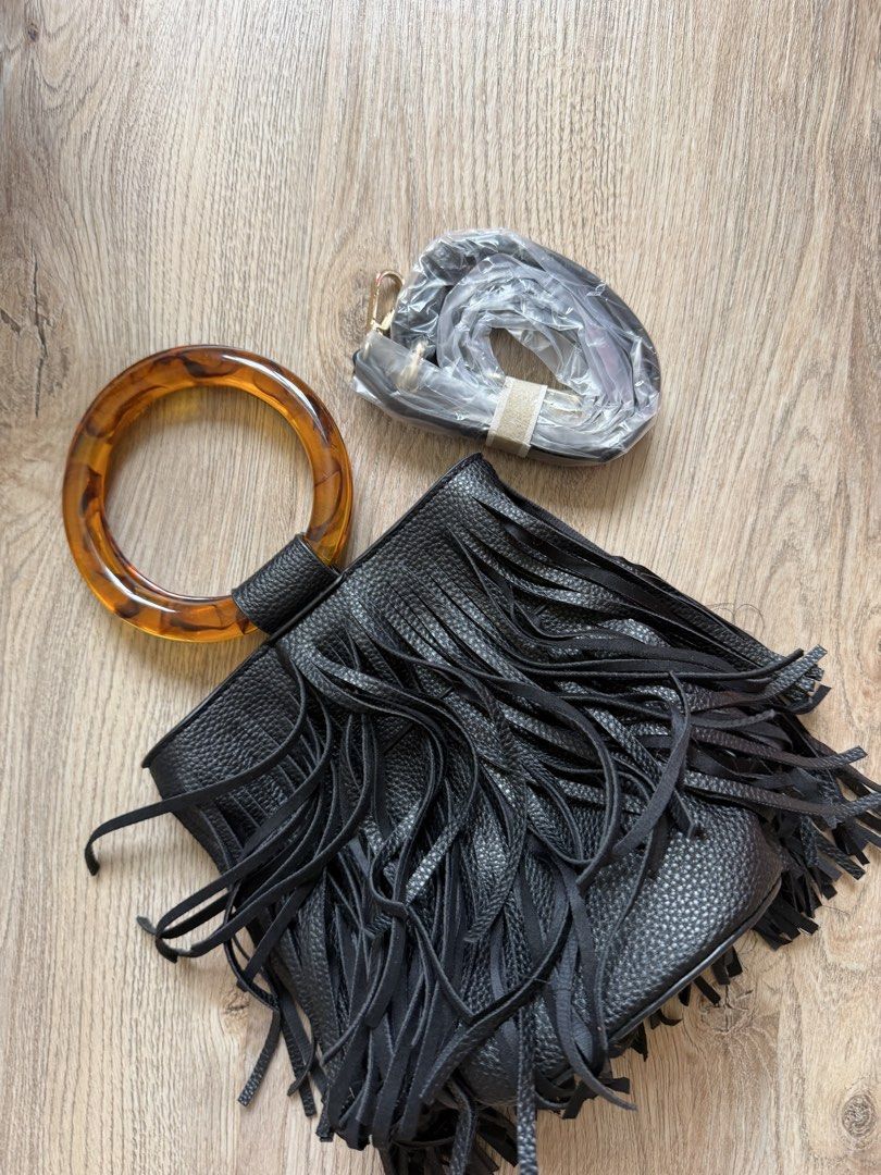 Parfois Black Fringed Handbag with Tortoise Handle (Category: Shoulder Bags) located in San Fernando. Submitted by somethingniceph (Listing ID 1437784019, Image 2). Description: - Unique tortoise-shell handle - Includes a detachable strap (can be handbag or crossbody bag) - Features a magnetic snap closure - Interior lined with black fabric.