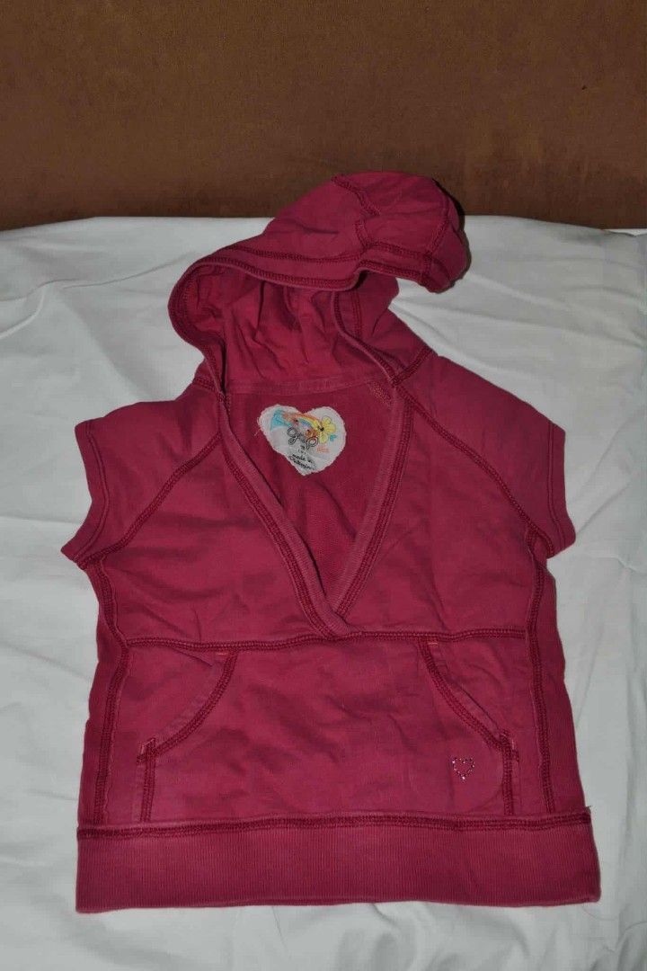 Pink Sleeveless Hoodie with Heart Patch (Category: Babies & Kids Fashion) located in Bulacan. Submitted by atticus26 (Listing ID 1437904463, Image 1). Description: - Pink sleeveless hoodie - Features a hood and front pocket - Stylish V-neck design - Adorned with a heart-shaped patch - Made of soft, comfortable material - Ribbed hem for a better fit - Perfect for casual wear.