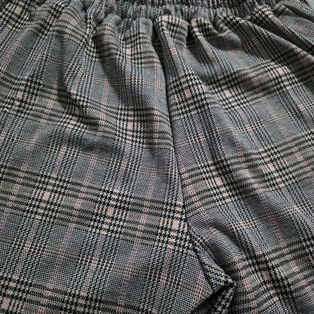Plaid Pull-up Shorts - XXXL (Category: Shorts) located in Pasig City. Submitted by plussizedpixie (Listing ID 1437860472, Image 3). Description: - XXXL Pull-Up Shorts - Classic plaid pattern: gray, black, and pink - Comfortable elastic waistband - Measurements in photos - Perfect for casual wear - with pockets.