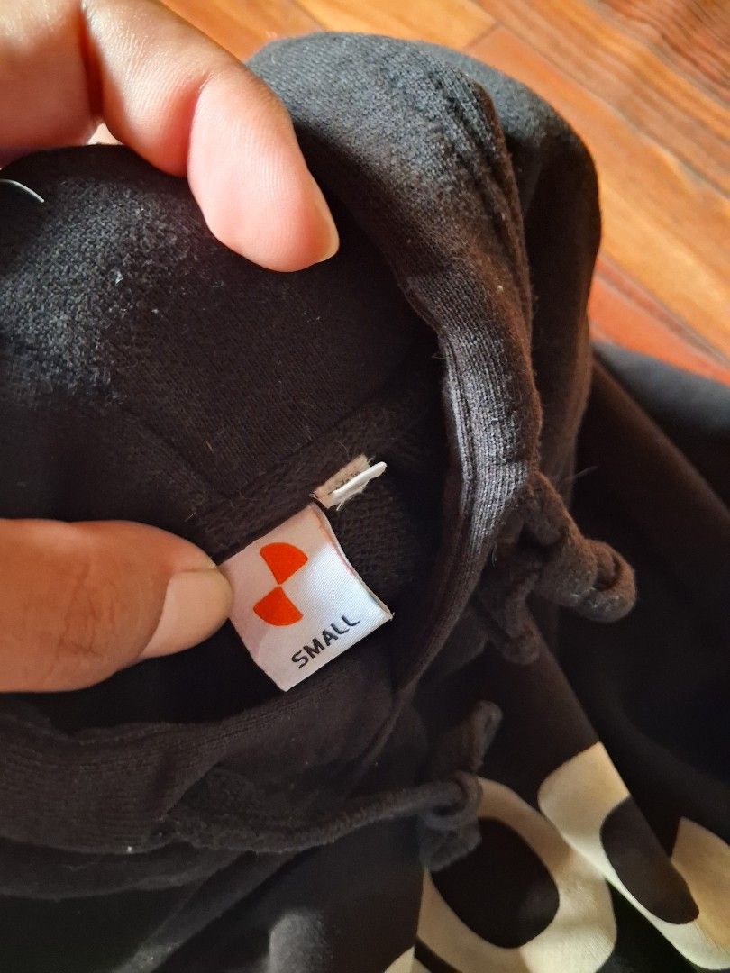 POC Hoodie - Black - Small (Category: Hoodies) located in Cavite. Submitted by eks1999 (Listing ID 1437833135, Image 3). Description: - Black POC hoodie - Brand name printed on the front - Hood with drawstrings - "Small" tag - Small red tag on the bottom - Logo on the upper back L-26"6 W-20 no issue.