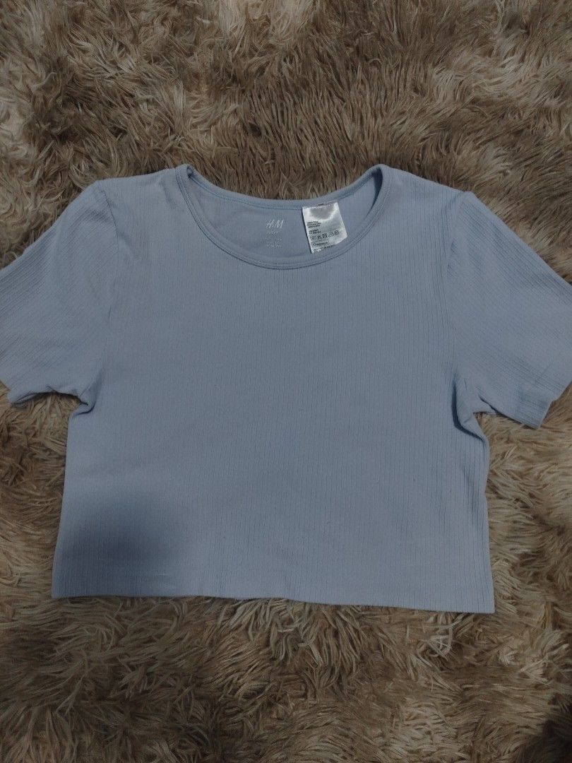 (PRE LOVED) H&M PURPLE CROP TOP (Category: Blouses) located in Imus. Submitted by sincer_elyours (Listing ID 1437867968, Image 1). Description: .