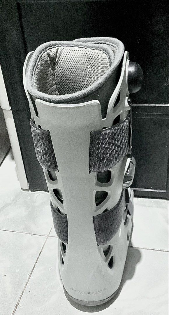 [PRELOVED] AirCast Walking Boot Size Small (Category: Braces, Support & Protection) located in Manila. Submitted by dolphin_icecream (Listing ID 1437874932, Image 3). Description: AirCast Walking Boot in decent condition.Size Small. Good for the following needs: - AirCast walking boot - Adjustable straps for a secure fit - Inflatable air chamber for added support - Provides stability and protection - Suitable for orthopedic needs - Color: Gray an