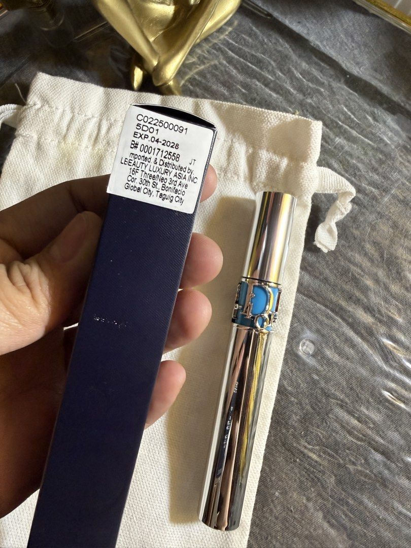 Preloved authentic Dior mascara (Category: Makeup) located in Rizal. Submitted by jayolts (Listing ID 1437931064, Image 3). Description: Authentic Dior mascara waterproof Bought @dior beauty podium Used twice lang din ambilis nya matuyo once binuksan mo. Opt to cluster lashes na so I don’t need this. Recent ko lang nabili din talaga madami pang laman. Will include the paper bag also plus free sf via Jnt.