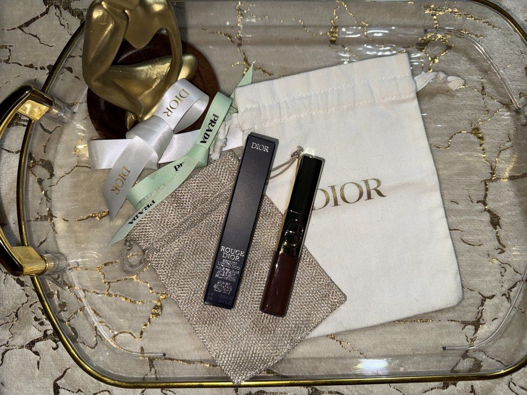 Preloved Dior duo lip make up (Category: Makeup) located in Rizal. Submitted by jayolts (Listing ID 1437930896, Image 1). Description: Bought @dior beauty podium Used 2-3 times so nag stain ung color sa gloss even though na sanitize ko na. This is the limited holiday edition nag glitter when you put your lips together. Honestly maganda Ang formula RFS: I love the shade but it’s for cool tones and I have olive skin 😭 Will include the paper bag pl