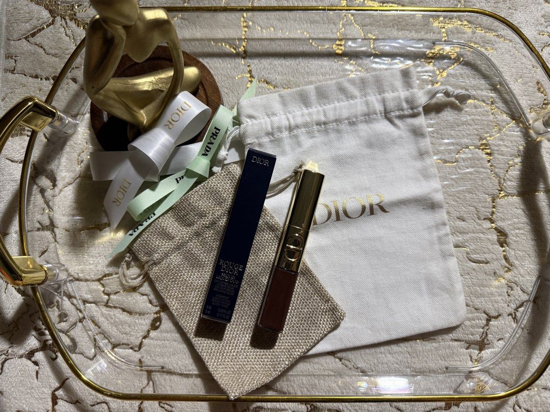 Preloved Dior duo lip make up (Category: Makeup) located in Rizal. Submitted by jayolts (Listing ID 1437930896, Image 2). Description: Bought @dior beauty podium Used 2-3 times so nag stain ung color sa gloss even though na sanitize ko na. This is the limited holiday edition nag glitter when you put your lips together. Honestly maganda Ang formula RFS: I love the shade but it’s for cool tones and I have olive skin 😭 Will include the paper bag pl
