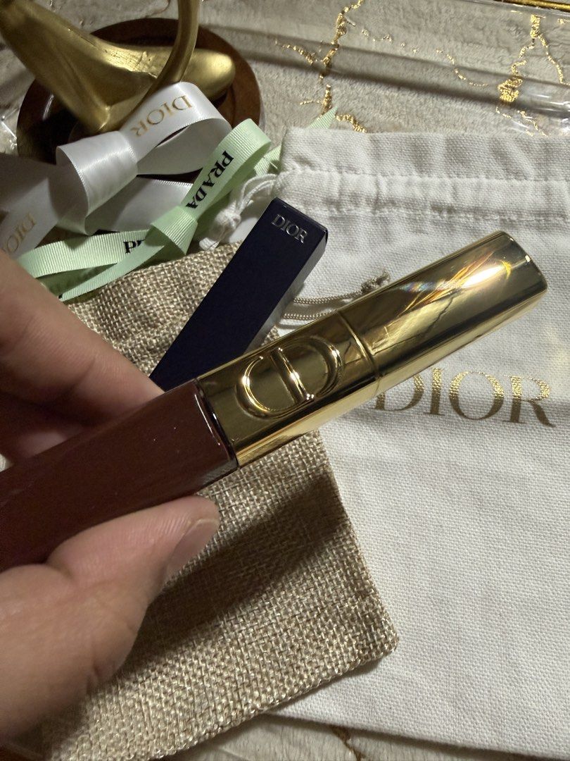 Preloved Dior duo lip make up (Category: Makeup) located in Rizal. Submitted by jayolts (Listing ID 1437930896, Image 3). Description: Bought @dior beauty podium Used 2-3 times so nag stain ung color sa gloss even though na sanitize ko na. This is the limited holiday edition nag glitter when you put your lips together. Honestly maganda Ang formula RFS: I love the shade but it’s for cool tones and I have olive skin 😭 Will include the paper bag pl