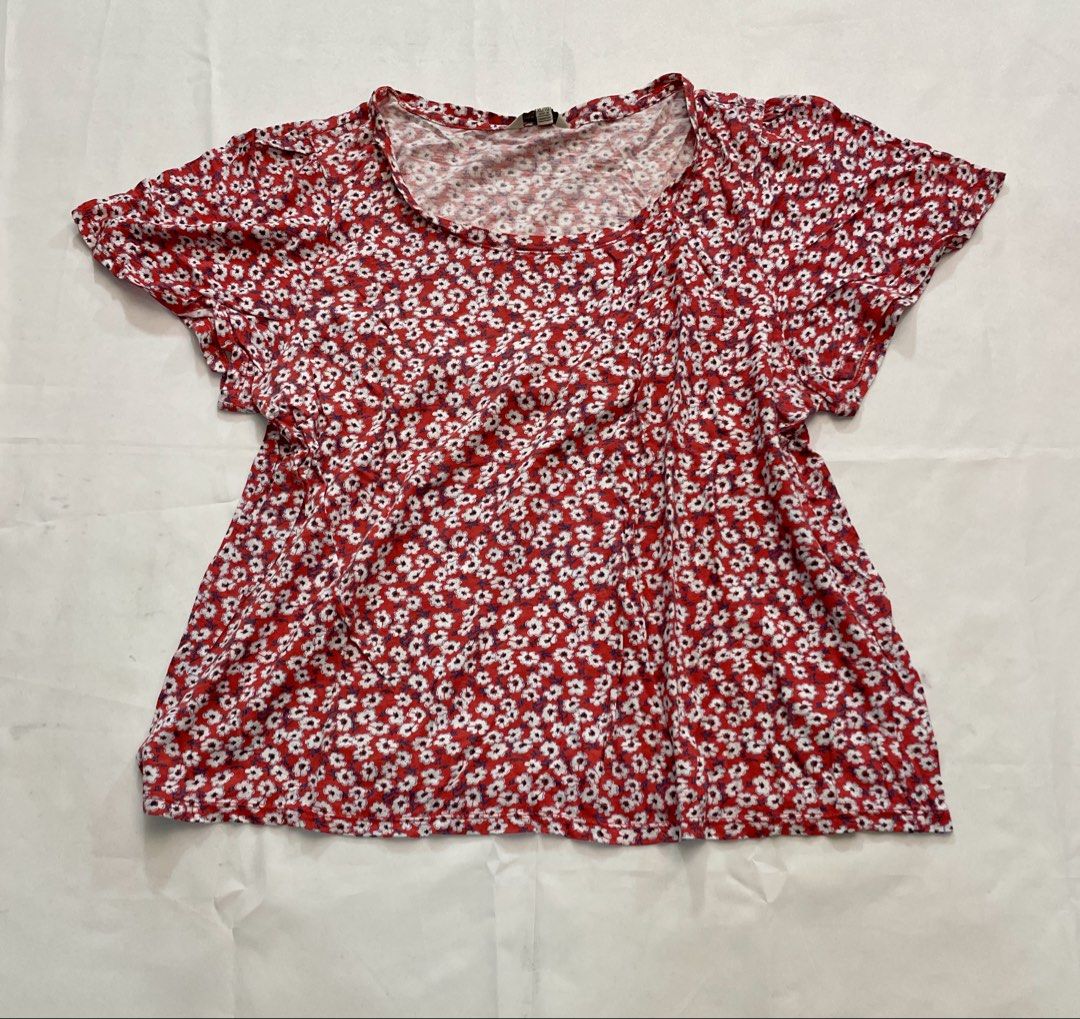 Red Cotton Floral Shirt (Category: Shirts) located in Makati City. Submitted by pepperstoremerch (Listing ID 1437890468, Image 1). Description: 30% Off Sale Originally 200 Red Cotton Floral Shirt Top Size XL Cotton Loose Preloved, good condition Please see pictures D0051 R200.