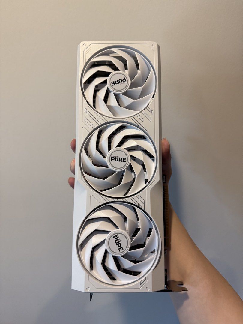 RX 7800 XT 16GB White Sapphire Pure AMD Radeon