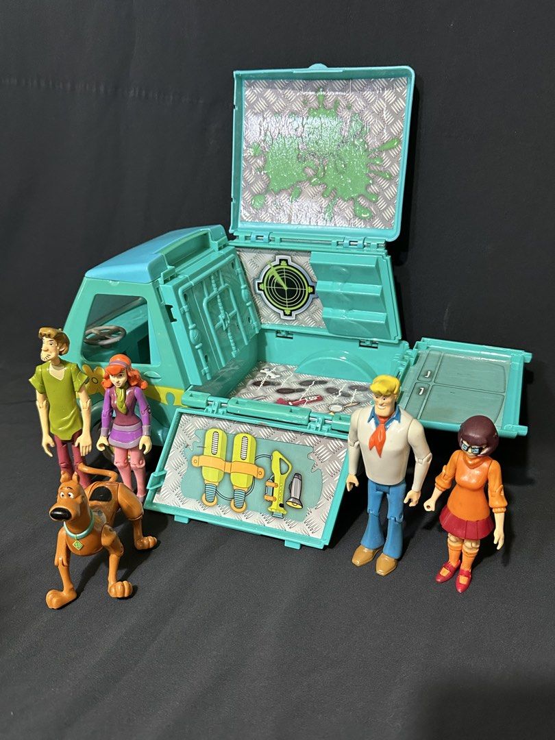 Scooby Doo Mystery Machine Playset (Category: Kids Toys) located in Manila. Submitted by eiya.love (Listing ID 1437770944, Image 3). Description: - Scooby-Doo Mystery Machine playset - Includes: Mystery Machine van, Scooby-Doo, Shaggy, Fred, Daphne, and Velma figures .
