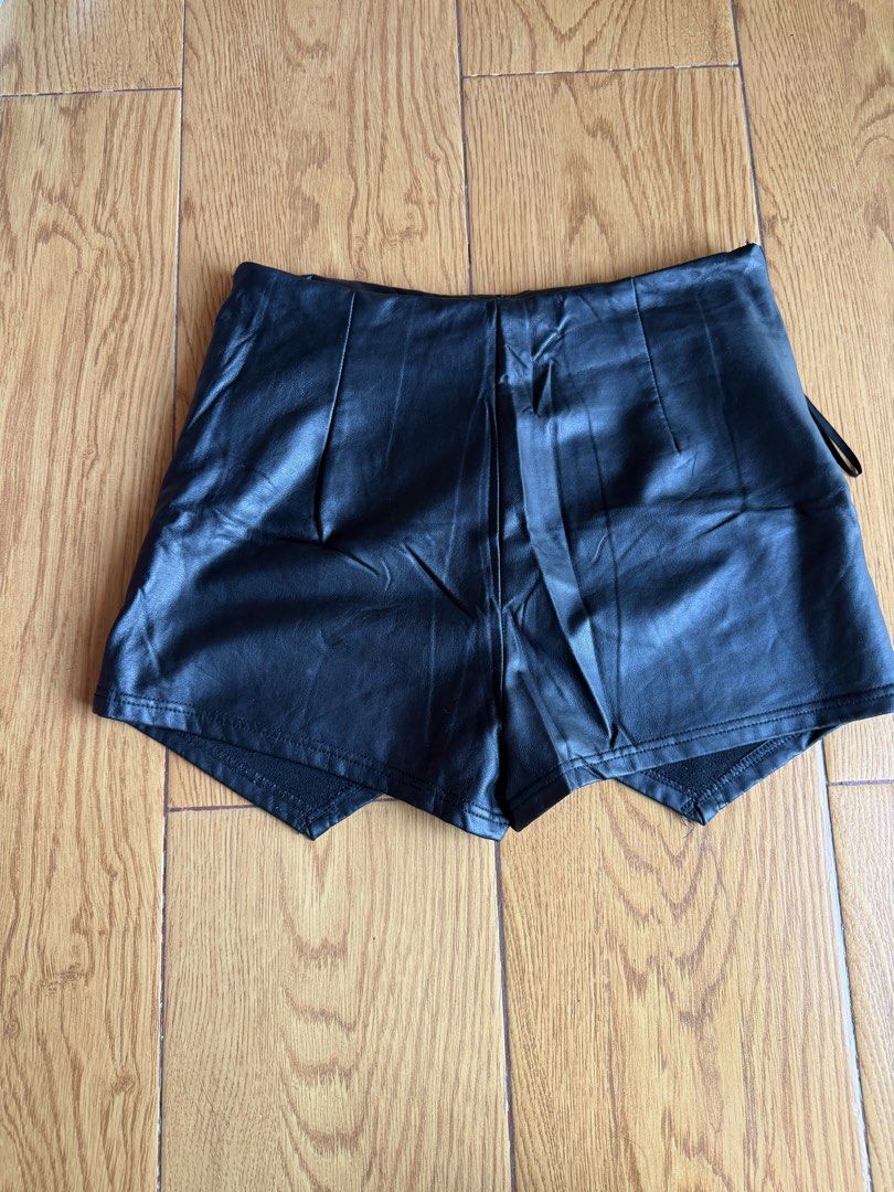 SHEIN Black Leather Shorts (Category: Shorts) located in Taytay. Submitted by stph_declutters (Listing ID 1437915515, Image 2). Description: Size: M L: 12" W: 28" MOP: 🧾Gcash / Maya / Maribank / Bank Transfer MOD: 🚚LalaMove / Ggx / Grab 📍Taytay, Rizal 📍Manila .