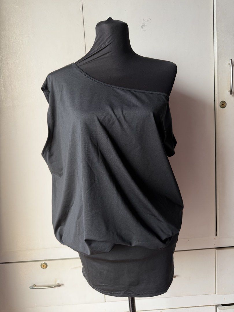 SHEIN Black One-Shoulder Dress (Category: Dresses) located in Taytay. Submitted by stph_declutters (Listing ID 1437914636, Image 1). Description: - Black one-shoulder dress - Features a draped bodice - Fitted skirt design - Made from soft, flowing fabric - Perfect for various occasions MOP: 🧾Gcash / Maya / Maribank / Bank Transfer MOD: 🚚LalaMove / Ggx / Grab 📍Taytay, Rizal 📍Manila .