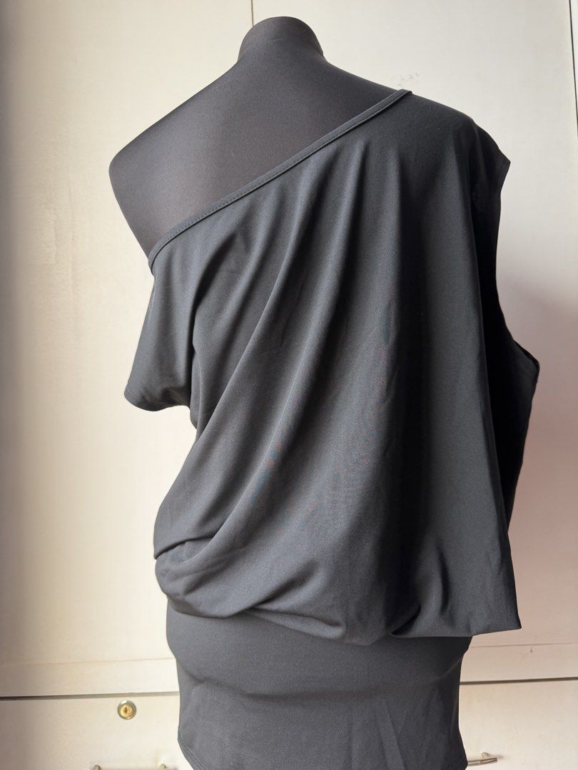 SHEIN Black One-Shoulder Dress (Category: Dresses) located in Taytay. Submitted by stph_declutters (Listing ID 1437914636, Image 3). Description: - Black one-shoulder dress - Features a draped bodice - Fitted skirt design - Made from soft, flowing fabric - Perfect for various occasions MOP: 🧾Gcash / Maya / Maribank / Bank Transfer MOD: 🚚LalaMove / Ggx / Grab 📍Taytay, Rizal 📍Manila .