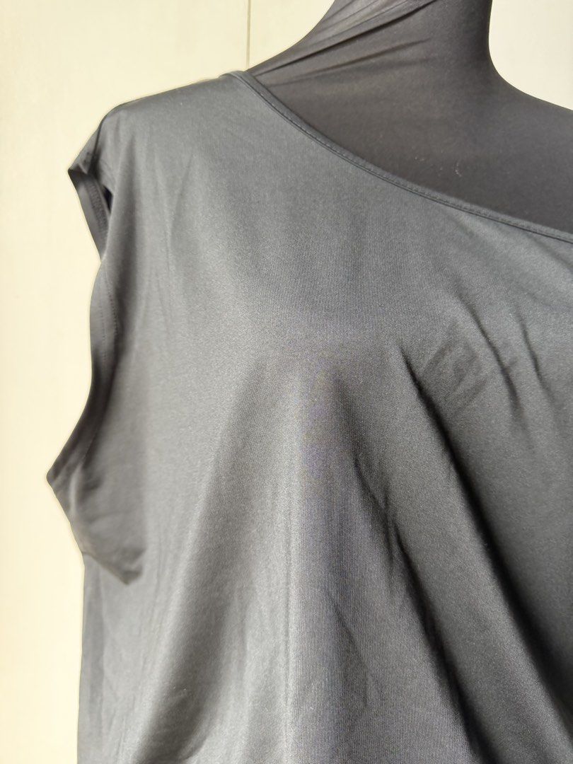 SHEIN Black One-Shoulder Dress (Category: Dresses) located in Taytay. Submitted by stph_declutters (Listing ID 1437914636, Image 2). Description: - Black one-shoulder dress - Features a draped bodice - Fitted skirt design - Made from soft, flowing fabric - Perfect for various occasions MOP: 🧾Gcash / Maya / Maribank / Bank Transfer MOD: 🚚LalaMove / Ggx / Grab 📍Taytay, Rizal 📍Manila .