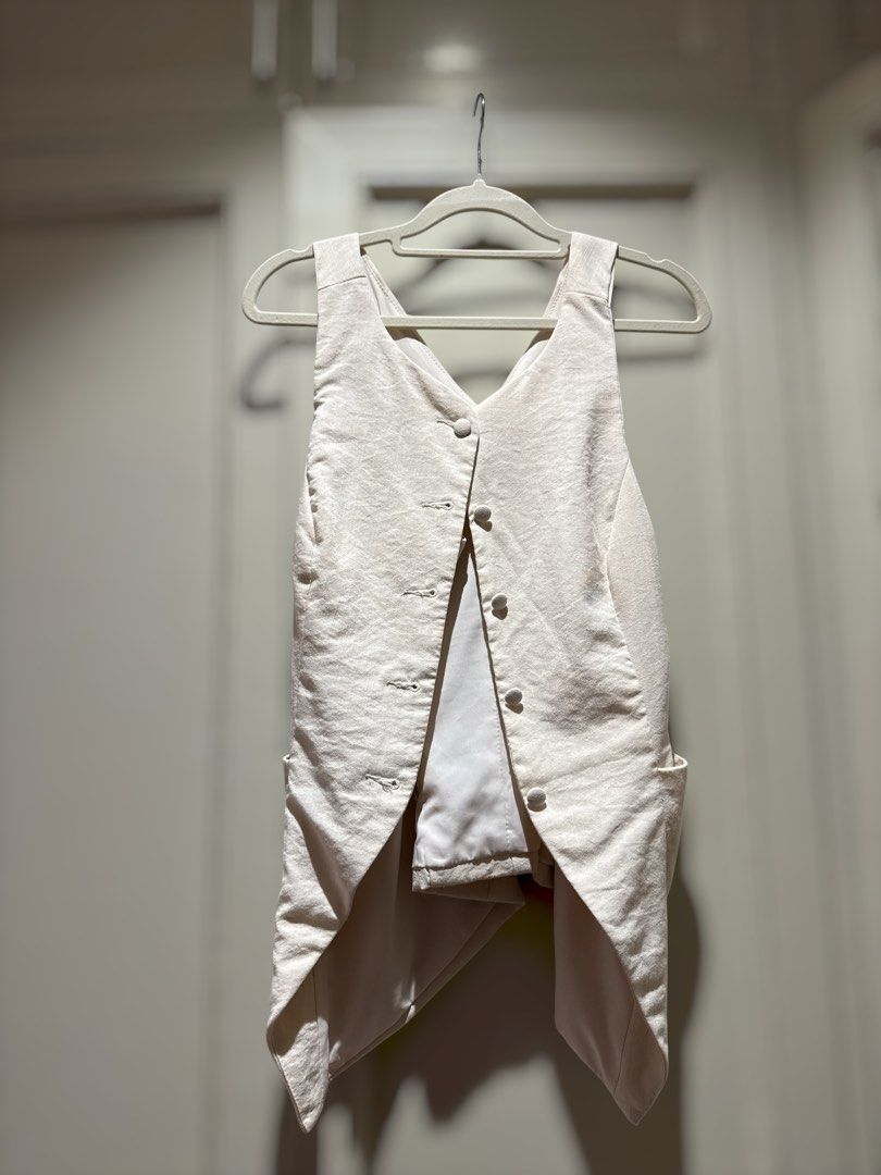 Shein sleeveless racer back button down vest with side pockets (Category: Sleeveless) located in San Juan City. Submitted by clariaa (Listing ID 1437900880, Image 1). Description: Fits Small to Medium.