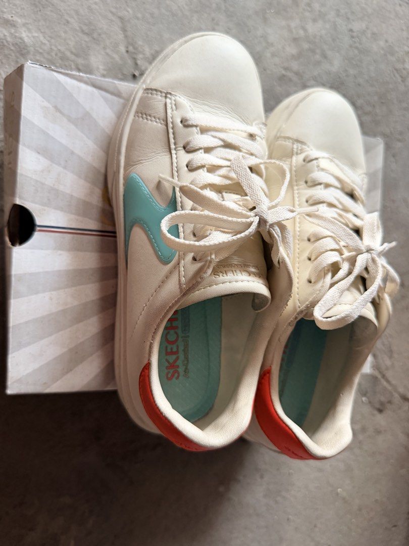 Skechers Court Classic (Category: Sneakers) located in Antipolo. Submitted by girlshopper_03 (Listing ID 1437809847, Image 2). Description: -Skechers Court Classics -US 6 -with little scratch.