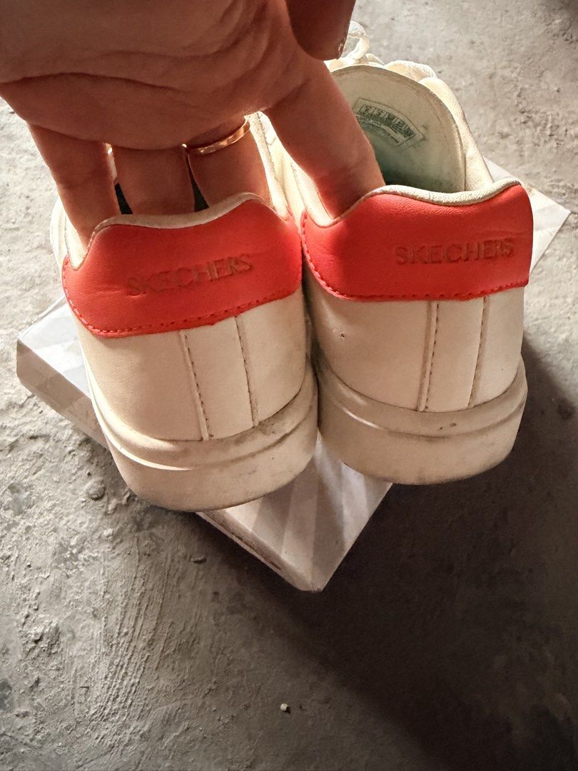 Skechers Court Classic (Category: Sneakers) located in Antipolo. Submitted by girlshopper_03 (Listing ID 1437809847, Image 3). Description: -Skechers Court Classics -US 6 -with little scratch.