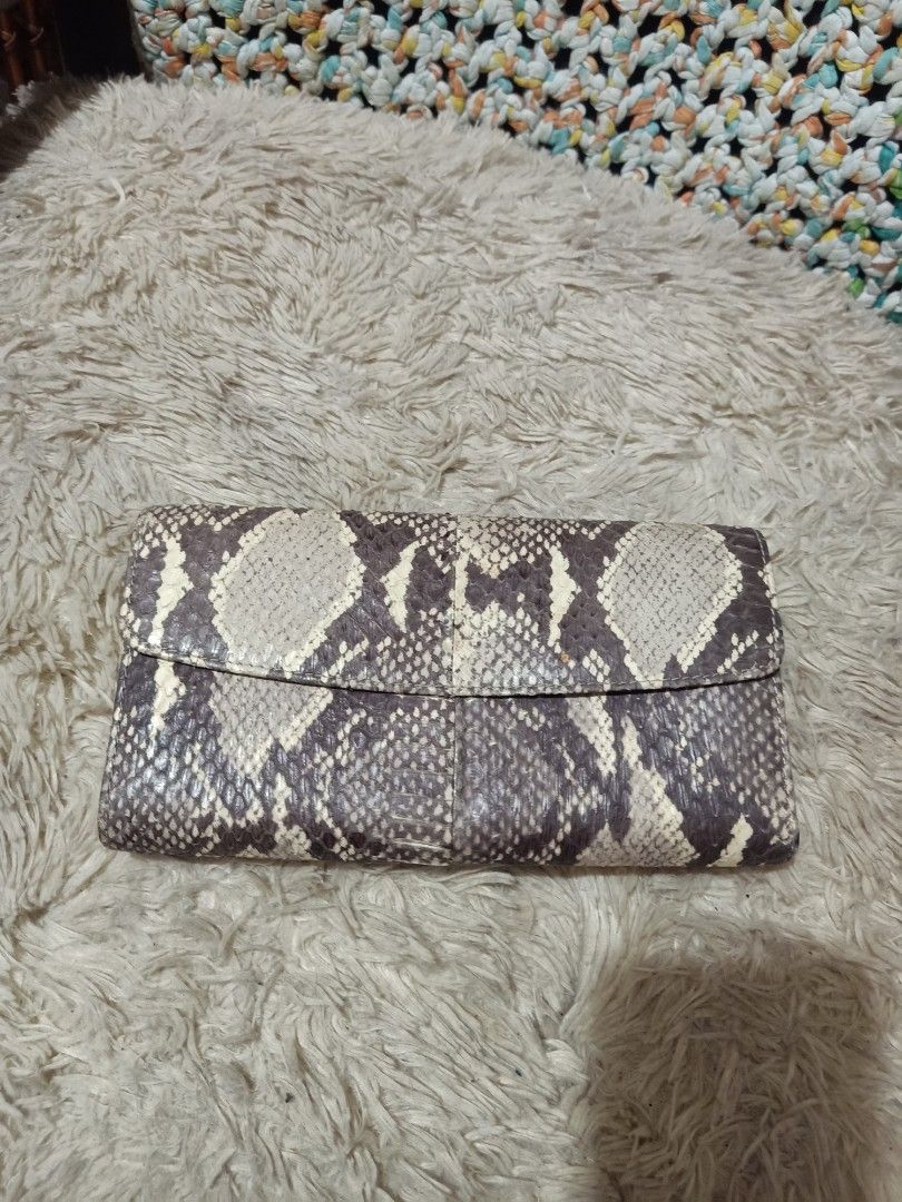 Snake skin leather...22 cardslots (Category: Wallets & Card holders) located in Cebu City. Submitted by lumaynojes00490 (Listing ID 1437935802, Image 2). Description: good condition 22 cardslots.