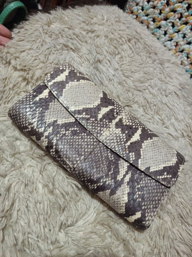 Snake skin leather...22 cardslots (Category: Wallets & Card holders) located in Cebu City. Submitted by lumaynojes00490 (Listing ID 1437935802, Image 3). Description: good condition 22 cardslots.