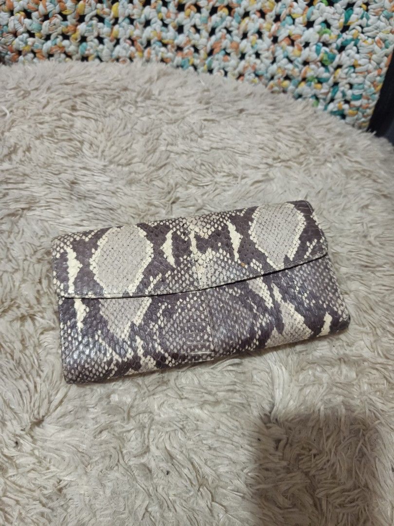 Snake skin leather...22 cardslots (Category: Wallets & Card holders) located in Cebu City. Submitted by lumaynojes00490 (Listing ID 1437935802, Image 1). Description: good condition 22 cardslots.