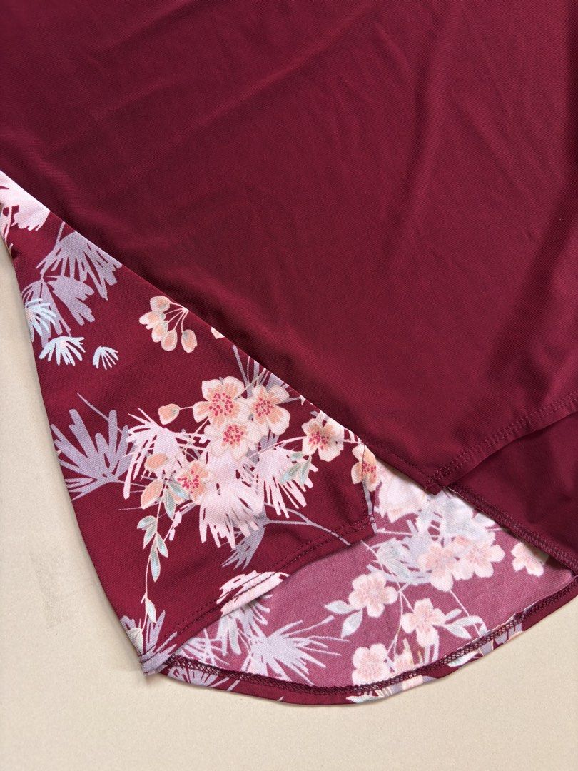 So-En | Maroon blouse | S-M (Category: Others Tops) located in Manila. Submitted by only.the.goodstuff (Listing ID 1437805765, Image 3). Description: - Maroon blouse - V-neck with floral side pattern, unique back - Smooth, stretchy fabric - Fits S-M (slightly loose) Actual measurement: Front length 32inch / Back length 26inch / bust laid flat 16inch .