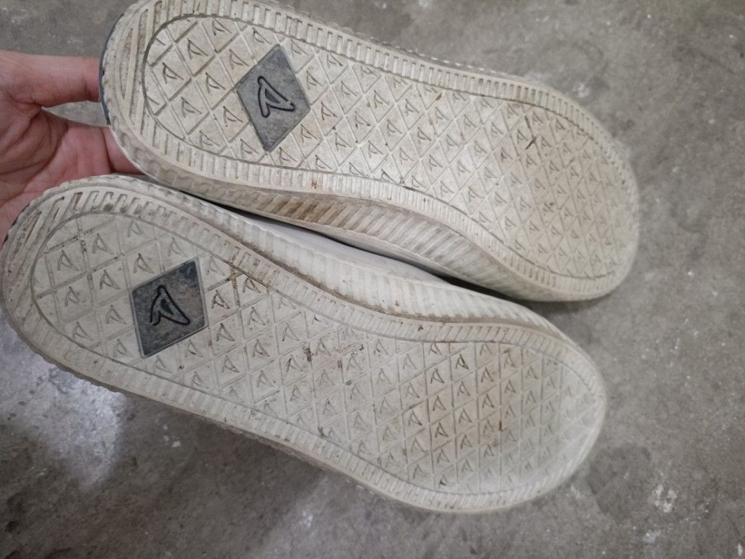 Sperry White Velcro Shoes (Category: Sneakers) located in Cebu City. Submitted by maxs.things (Listing ID 1437862141, Image 2). Description: - White Sperry shoes - Velcro straps - Navy blue insole with Sperry logo - Textured soles - Pre-owned condition - Visible wear and tear.