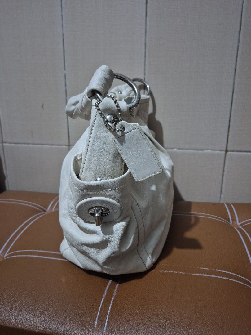 Tas Coach Parker Hobo warna putih kulas (Kategori: Tas & Dompet Wanita) berada di Pekalongan. Dikirim oleh ernikasondang (ID iklan 1437771461, Gambar 2). Deskripsi: Good condition. Original ada nomor seri pada create dan tag made in Vietnam. Ziper ykk. Bersih. Ukuran 35x27 cm..