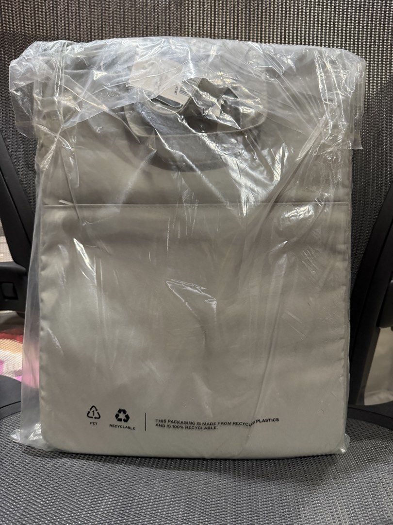 The Paper Bunny Utility Laptop Bag (Category: Laptop Bags & Sleeves) located in Quezon City. Submitted by daruma0 (Listing ID 1437770015, Image 2). Description: The Paper Bunny Utility Laptop Bag 15” Brand new with tag and plastic Bought May 2026 for ₱3,600 Location: Banawe or New Manila QC area MOP: GCash RFS: Went with a different bag instead Thanks!.