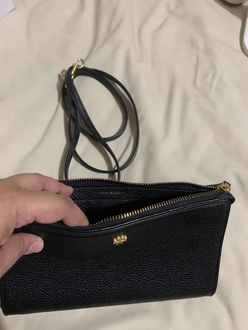 Tory Burch Crossbody Bag (Category: Luxury Bags & Wallets) located in Makati City. Submitted by zzebraaa (Listing ID 1437783090, Image 3). Description: - Tory Burch crossbody bag - Black leather exterior - Gold-tone logo detail - Detachable strap - Zip closure - Interior with card slots - Multiple compartments.
