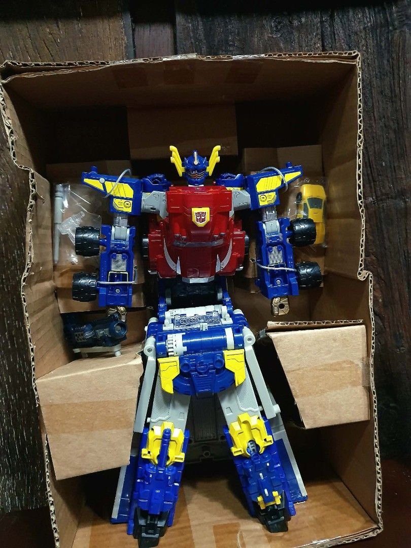 TRANSFORMERS ARMADA CONVOY (Category: Vehicle & Diecast Models) located in Cainta. Submitted by galleriesofartsandantiques (Listing ID 1437833129, Image 3). Description: TRANSFORMERS ARMAD A CONVOY ORIGINAL MADE BY TAKARA MINT IN BOX.