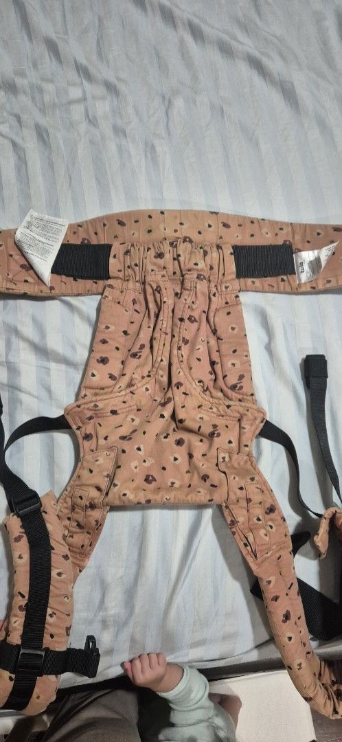 Tula Baby Carrier (Explore) (Category: Carriers & Slings) located in Manila. Submitted by oreomakesmehappy (Listing ID 1437776687, Image 3). Description: - Tula baby carrier - Patterned design - Adjustable straps and buckles - Comfortable and secure fit - Even weight distribution with waist belt and shoulder straps.