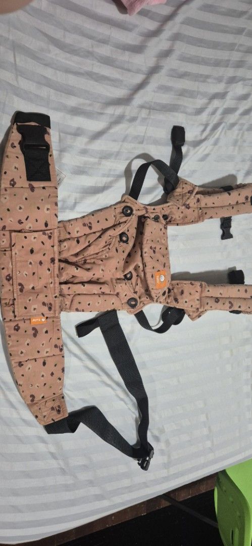 Tula Baby Carrier (Explore) (Category: Carriers & Slings) located in Manila. Submitted by oreomakesmehappy (Listing ID 1437776687, Image 2). Description: - Tula baby carrier - Patterned design - Adjustable straps and buckles - Comfortable and secure fit - Even weight distribution with waist belt and shoulder straps.