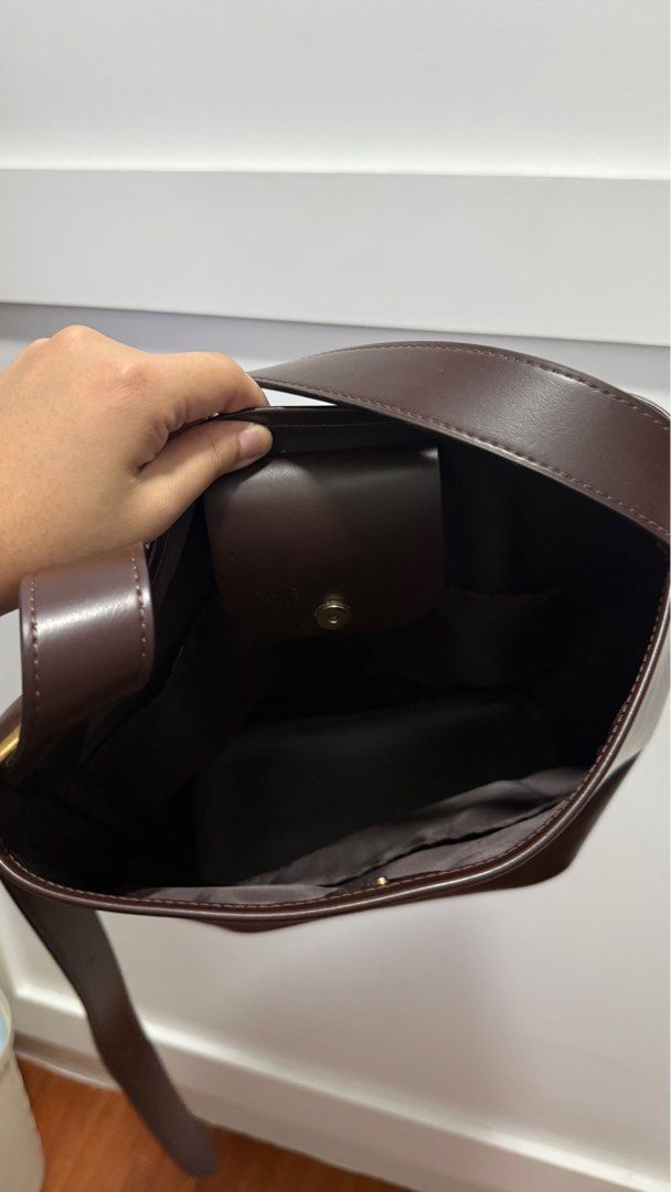 Uniqlo Bag (Category: Shoulder Bags) located in Paranaque City. Submitted by declutteringFA (Listing ID 1437779331, Image 3). Description: Used 3x only No issues Rfs: decluttering .