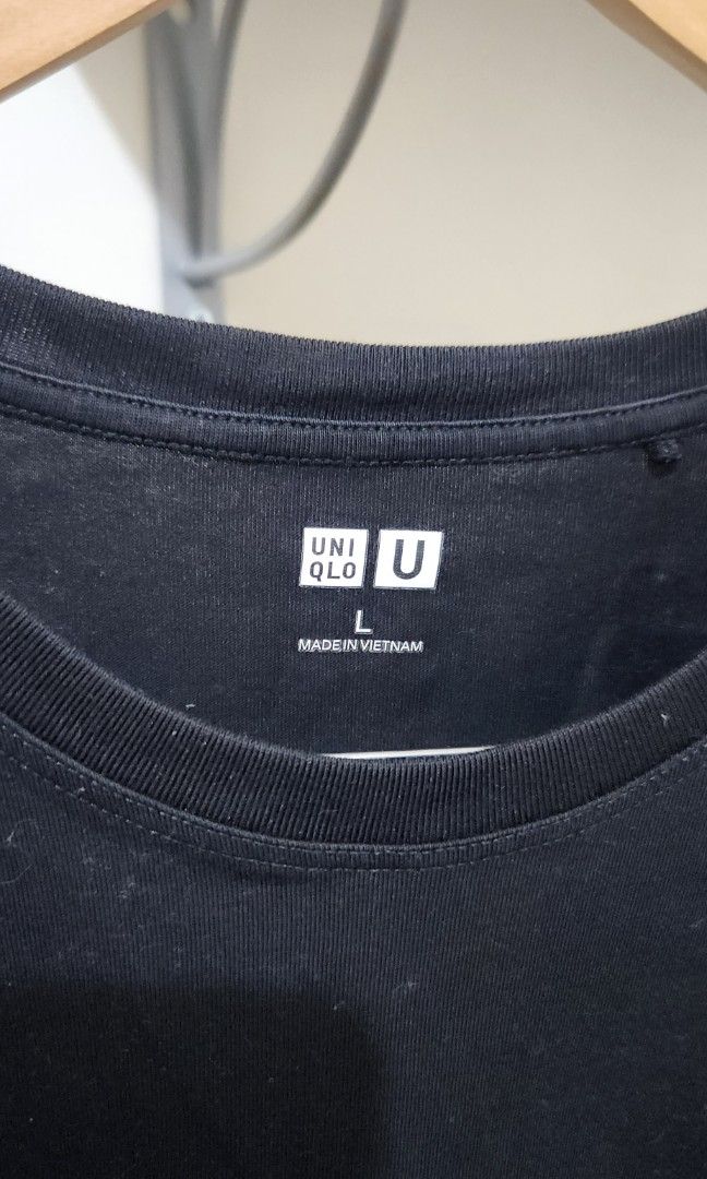 Uniqlo black t shirt (Category: Shirts) located in Valencia. Submitted by chanti (Listing ID 1437790540, Image 3). Description: no issues like new SF care of buyer.
