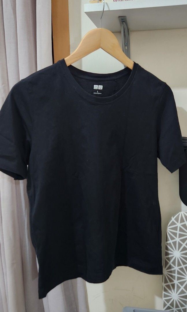 Uniqlo black t shirt (Category: Shirts) located in Valencia. Submitted by chanti (Listing ID 1437790540, Image 2). Description: no issues like new SF care of buyer.