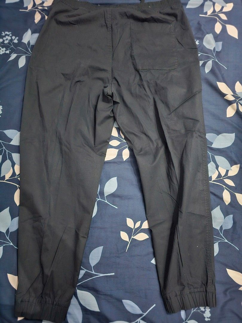 UNIQLO Jogger Pants (Black) (Category: Joggers) located in Manila. Submitted by cgjdeclutter (Listing ID 1437807881, Image 1). Description: UNIQLO Jogger Pants (Black) Size: XL (Waist 92–100 cm) Material: 98% Cotton, 2% Spandex Condition: 2nd hand, used once only — almost brand new Price: ₱500 Very comfortable and stretchable fit. Perfect for casual wear or daily use. • 📍 Tondo, Manila Area • Willing to provide a valid I.D. for legitimacy • Paym