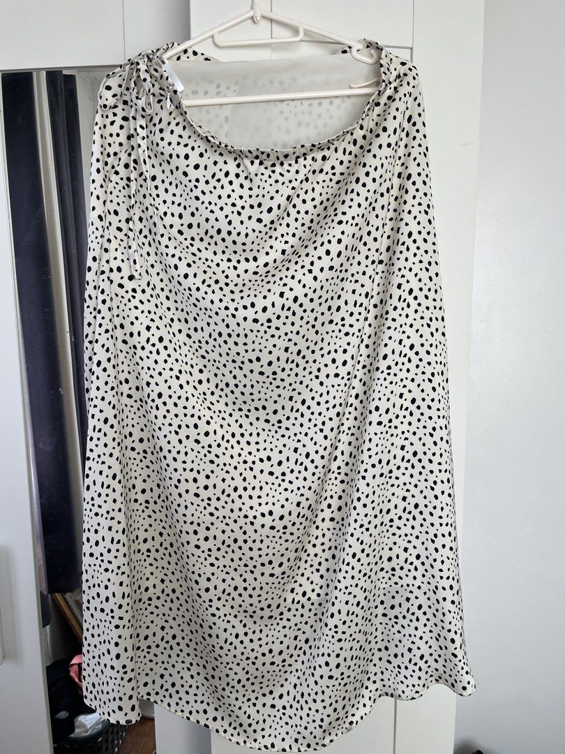 Uniqlo Polka Dot Skirt (Category: Skirts) located in Quezon City. Submitted by findingthingzzz (Listing ID 1437802785, Image 1). Description: - Uniqlo midi skirt - Cream base with black polka dots - Size: L - Waist: 69-75cm - Hips: 94-100cm - Straight cut - Material: 100% polyester - Zipper closure Bought this in Japan and wore thrice. Good as new. .