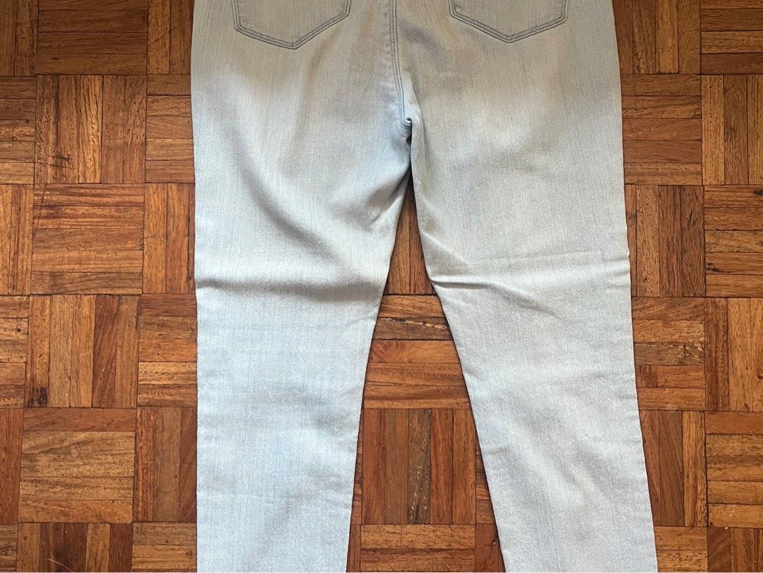 Uniqlo Tapered Jeans (Category: Jeans) located in Makati City. Submitted by yoursecondbest (Listing ID 1437775019, Image 2). Description: Used 2x only. Light blue wash. Fits waist 29-31. Stretchy material..