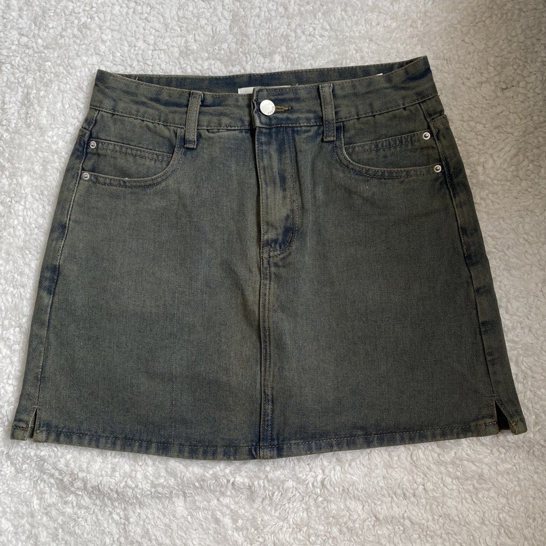 Vintage Denim Skirt (Category: Skirts) located in Cavite. Submitted by branchee_chic (Listing ID 1437831572, Image 1). Description: Size 28 Length 14.5 inches.