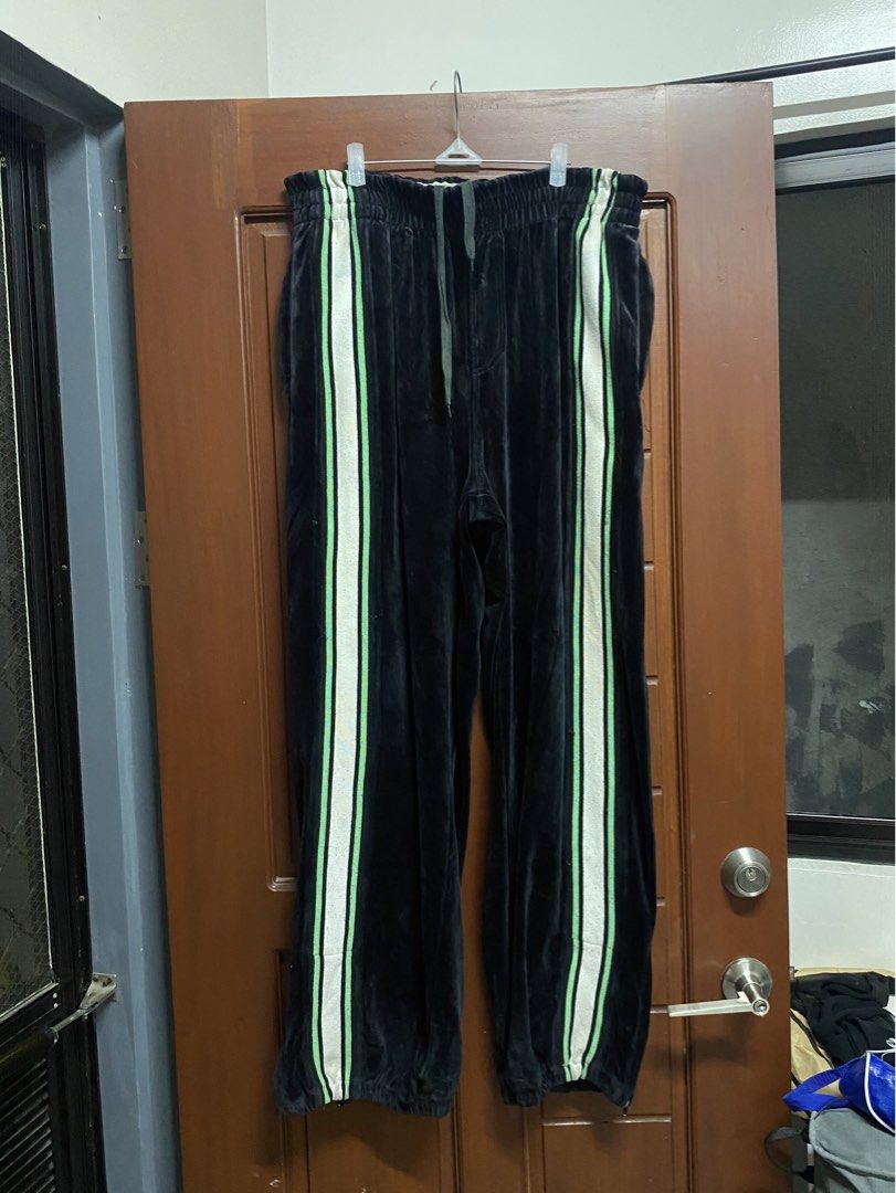 Vintage Sean John Sweat Pants (Category: Joggers) located in Davao. Submitted by workmensph (Listing ID 1437908769, Image 1). Description: Vintage Sean John Sweat Pants Waist: 36-40” Length: 45” Leg Opening: 8-12” (Stretchable) Good Condition Right Ankle Zip (No Zipper/ Damage).