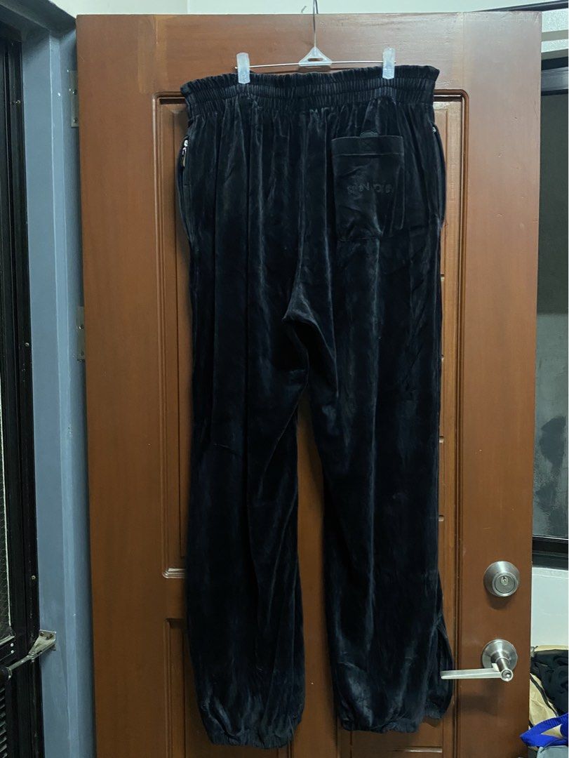Vintage Sean John Sweat Pants (Category: Joggers) located in Davao. Submitted by workmensph (Listing ID 1437908769, Image 3). Description: Vintage Sean John Sweat Pants Waist: 36-40” Length: 45” Leg Opening: 8-12” (Stretchable) Good Condition Right Ankle Zip (No Zipper/ Damage).